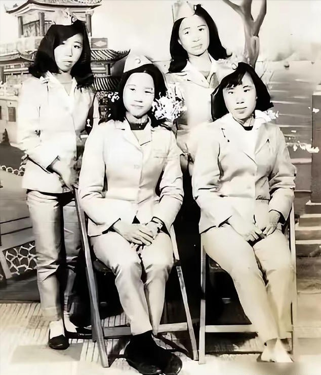 1950年，解放军在福建剿匪时，在山林中遇到了4个女学生，战士们好心为她们指路，