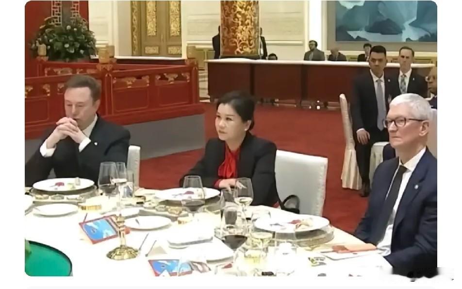 这个女的这么厉害，在昨晚的欢迎晚宴上，能够坐在世界两大巨头马斯克和库克中间，原来
