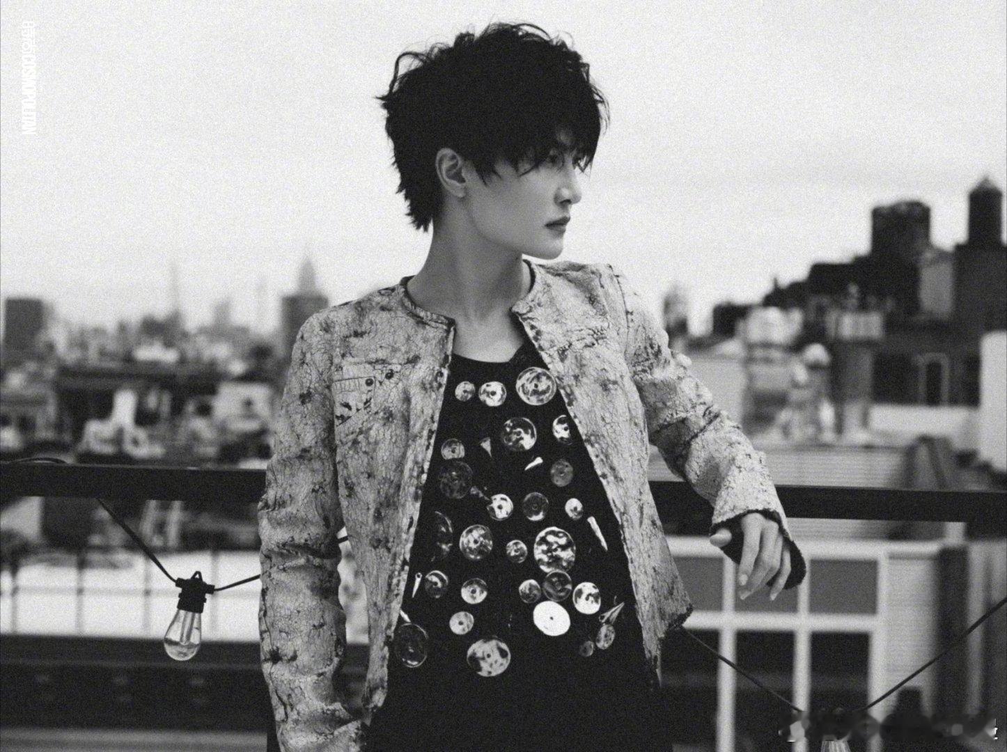 周深一件衣服穿了十几年每年看到这件熟悉的羽绒服出现，心里都会涌起一股暖意和期待