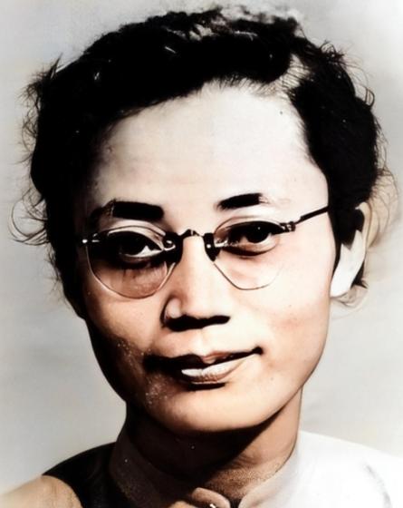 1950年，台北的监狱里，一位遍体鳞伤的女地下党突然对特务说：“我愿意交代一切。