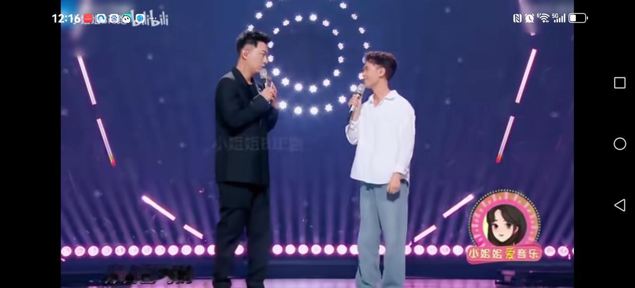 【他如此厚颜无耻】没发现之前主持人问他：这些歌都是谁写的，是你找人写的吗？
