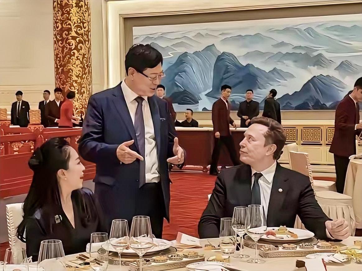 国宴上这一幕挺有意思，马斯克侧视杨元庆没起身，还真有点“三十年河东三十年河西”的