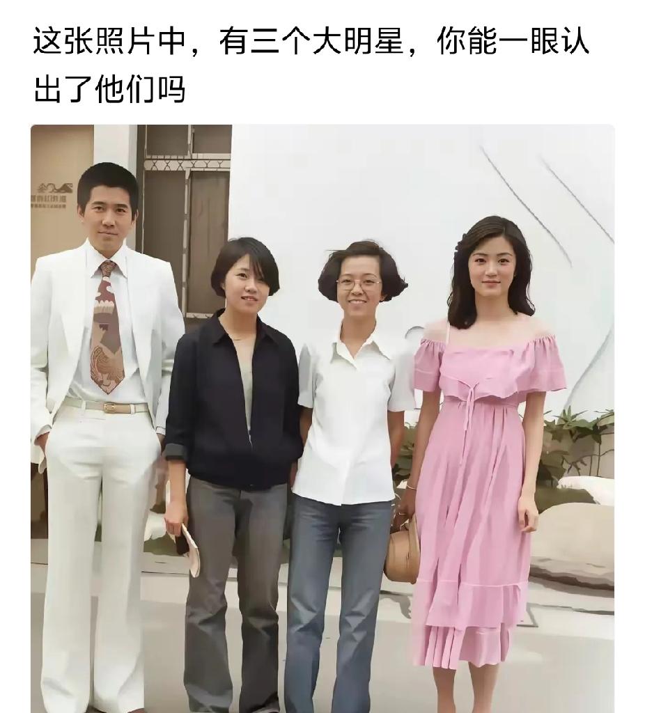 戴眼镜的女的像蒙曼。尤其是嘴。