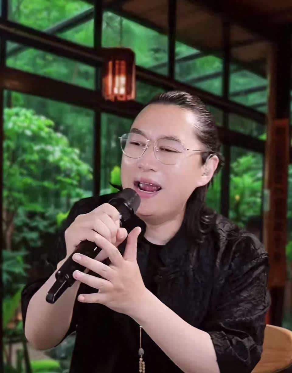 刀郎与两位徒弟的近况再掀热议。大弟子王瀚仪在海口演唱会后与铁粉才宝的对话，意外揭