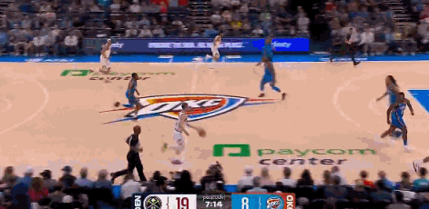 戈登真是掘金的天生克星啊看看这个球，戈登在雷霆内线不仅有身高，身体还壮，跳的又