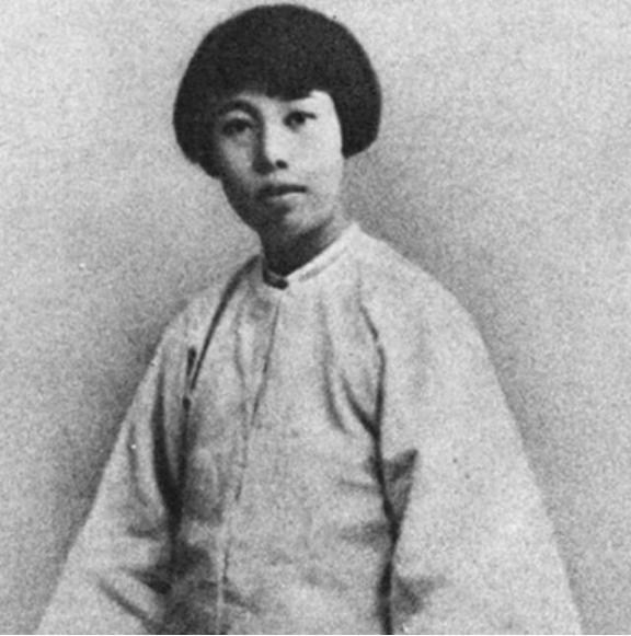 1927年，鲁迅瞒着妻子朱安，与女学生许广平同居怀孕。谁知，鲁迅母亲劝说：“留着