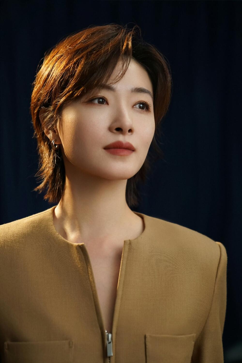 女演员万茜年轻的时候公开说：我有事业就够了，我不想结婚，也不想要小孩，婚姻不是人