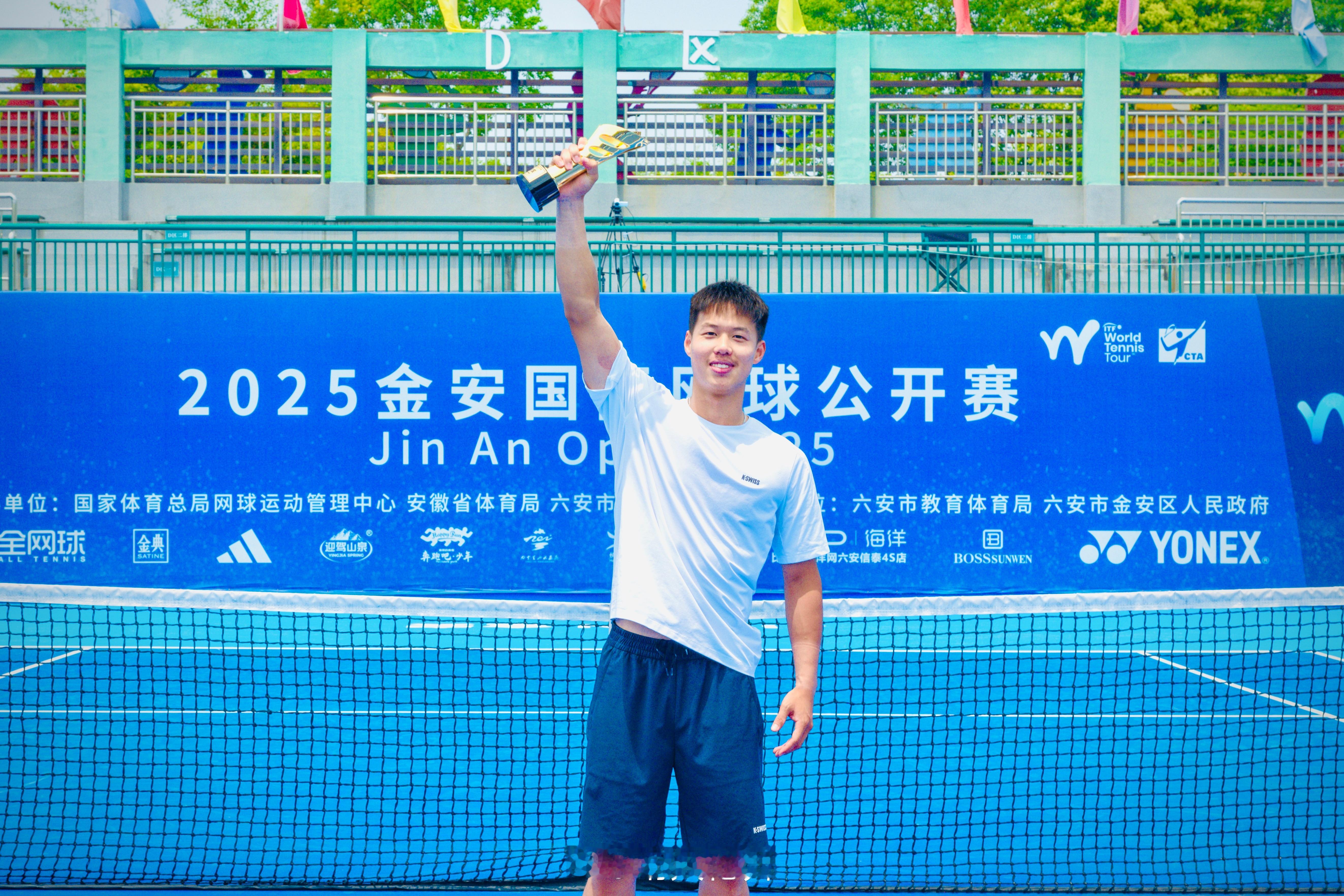 肖霖昂ITF六安M15捧杯图🏆恭喜收获职业生涯单打首冠🎉新起点，期待未来解锁