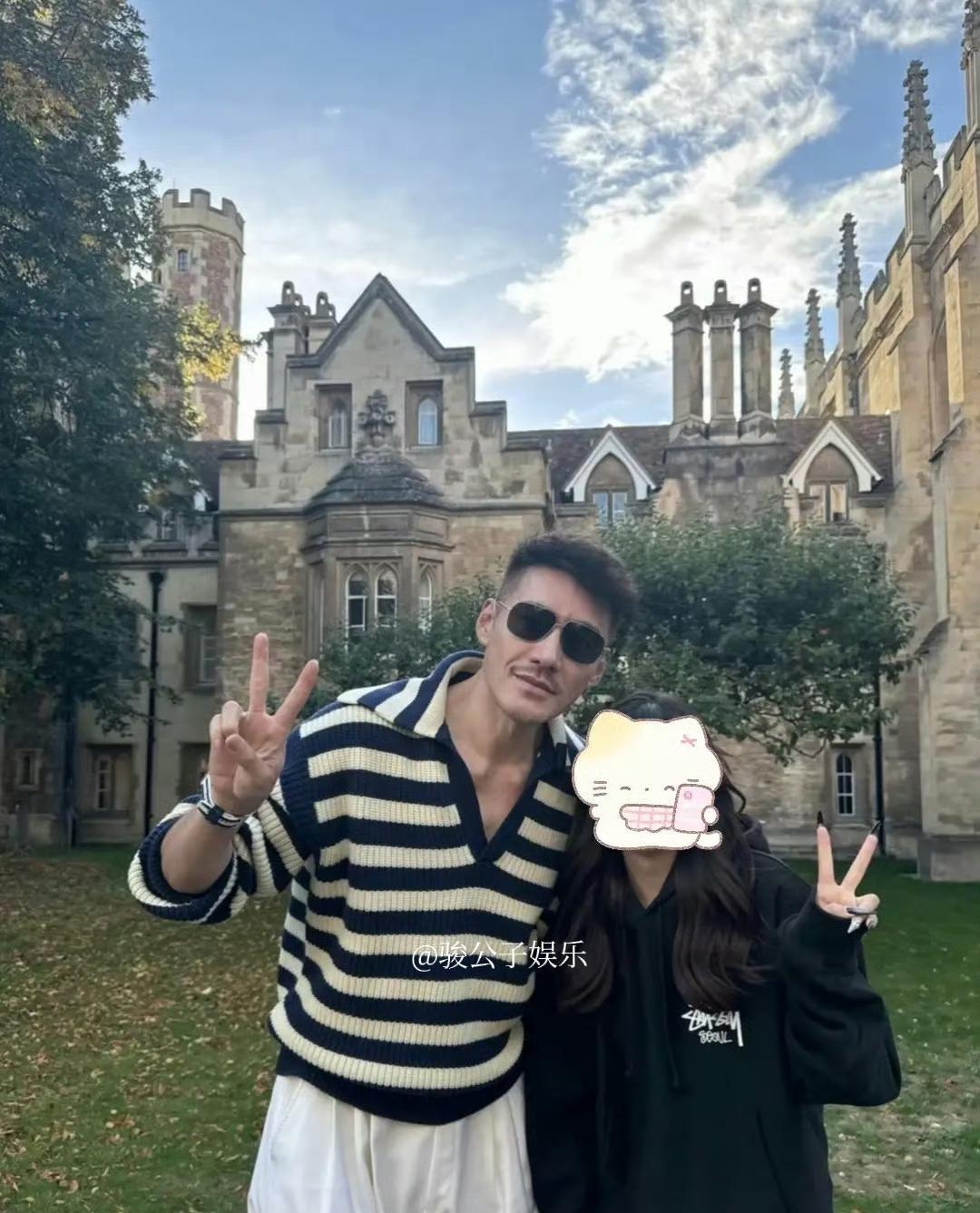 54岁的胡兵近日现身英国剑桥，状态不错。照片中，胡兵一头黑发，戴着墨镜，身着条纹