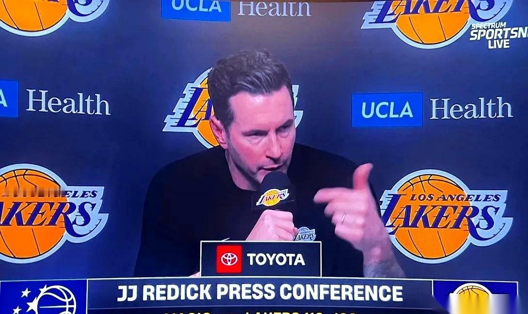 一个晚上送出去15个助攻，全队都靠他喂饭。结果最后那个所有人都盯着他、等着他一