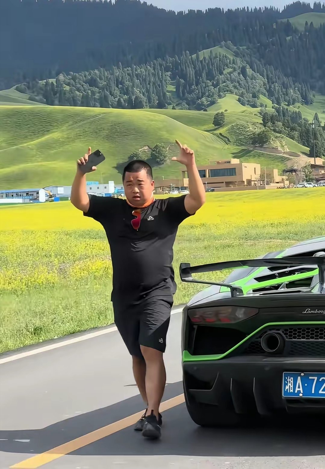 拥有2700多万粉丝的著名旅游博主蓝战非的座驾是价值700多万的兰博基尼（大牛SVJ），这还只是标配