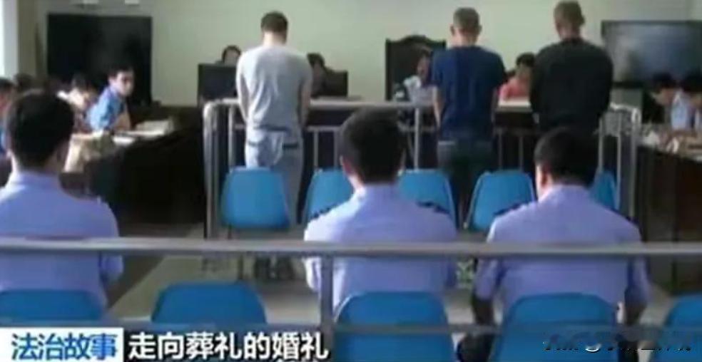 "打得越狠，福气越满！"2013年，在山西的一场婚礼上，一群伴郎对新郎实施了长