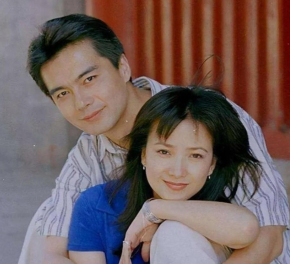 当年啊，许亚军带着何晴回了家，直接就跟妻子张晞说：“咱俩离婚吧，我爱何晴，我一定