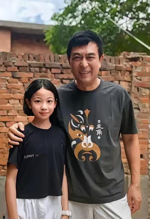这个小演员估计自己都没想到。她怎么也不会想到，第一次拍戏就能和张嘉益、秦