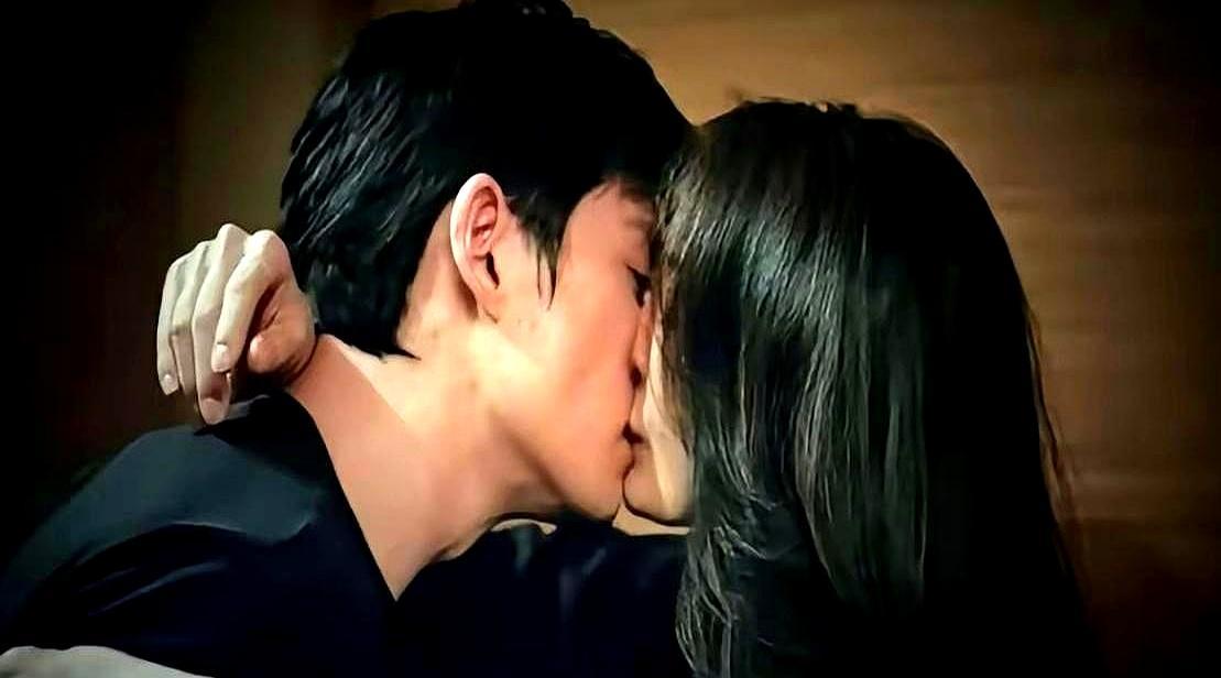 39岁杨幂把朱一龙按在墙上，镜头怼到毛孔，影院里一帮大老爷们坐不住了。别以