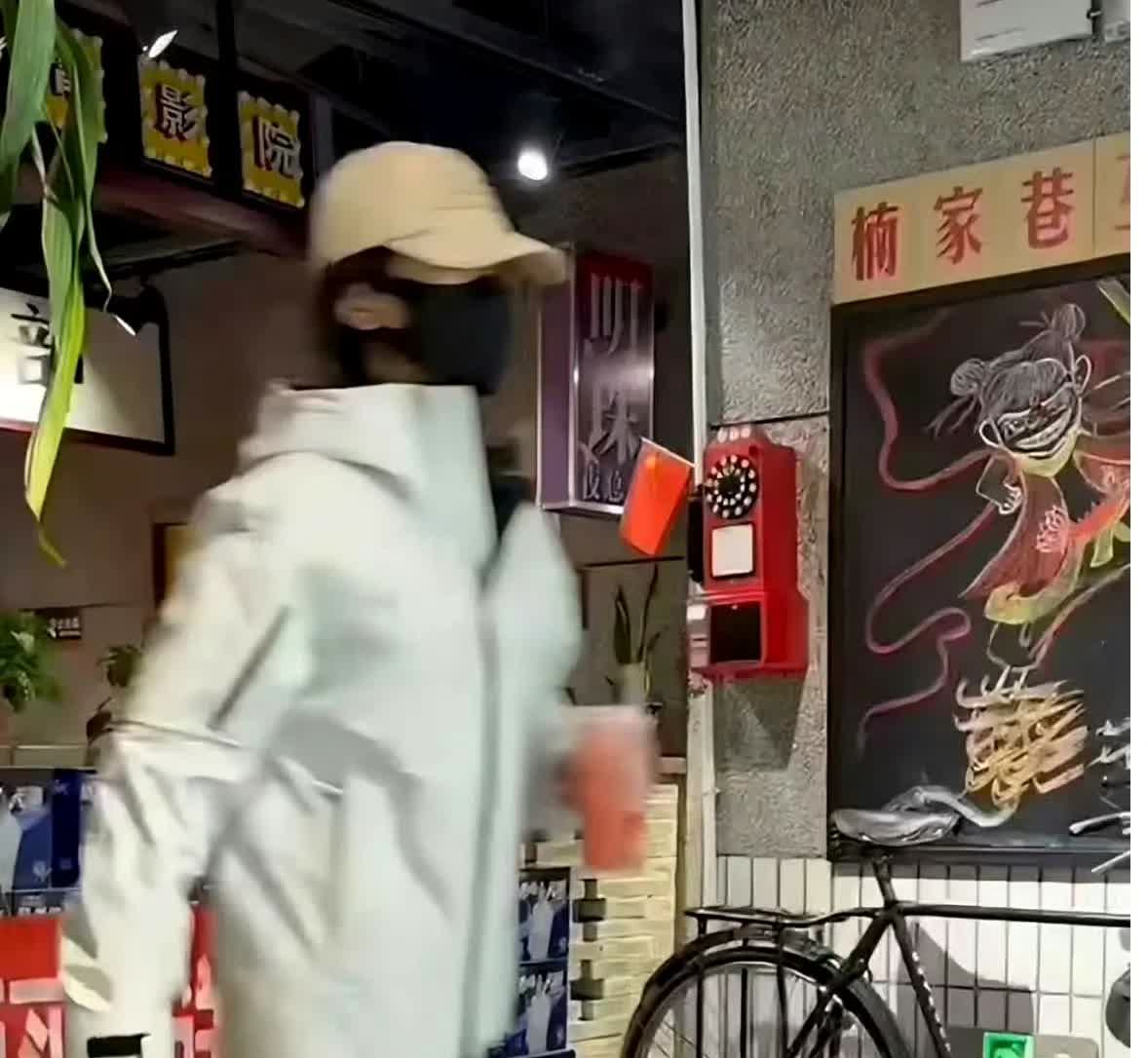 这是谁啊？是我们想念好久的杨紫啊！这个看应该是新鲜的白菊吧！仔细放大了看我们
