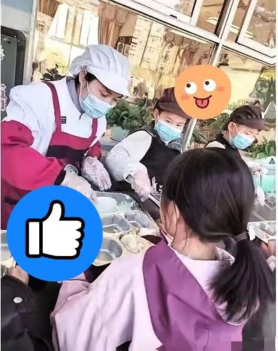 校园“妈妈食堂”爆火！家长掌勺藏惊喜最近“食堂阿姨是同学妈妈”超火。四川巴