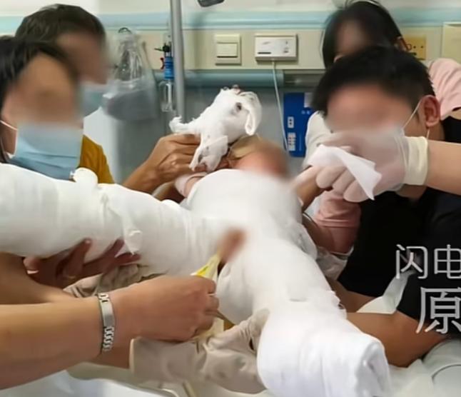 “妈妈，我医不好了，我们回去吧。”父母轻信“独立洗澡神器”，2岁女童误触水龙头，