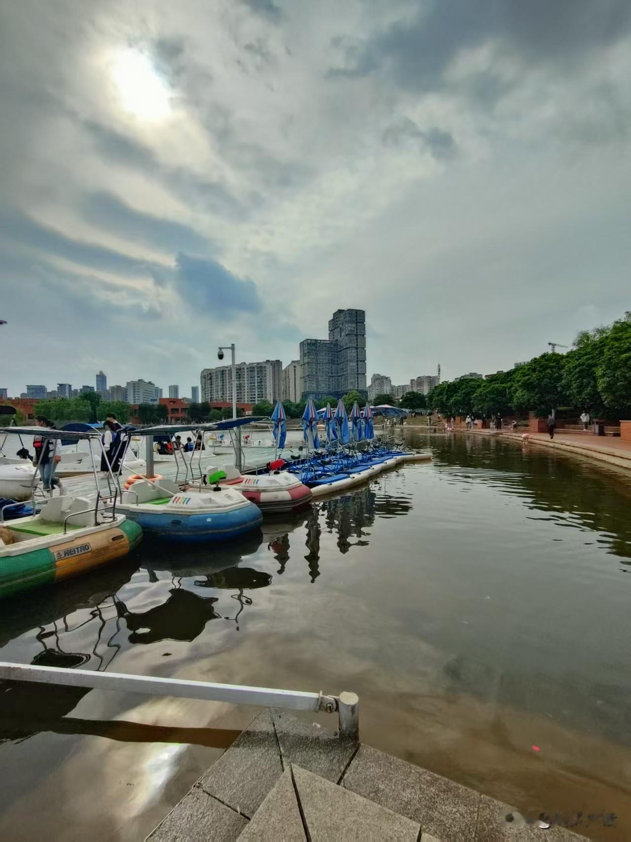 长沙的西湖公园，原来叫咸嘉湖鱼场，现在完全是一处城市公园，还真的是湖光山色