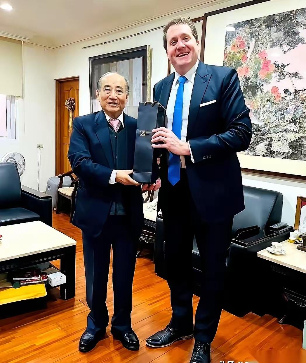 王金平在家见美国人。这画面，真有意思。顶着个“国民党最高顾问”的头衔，结果“