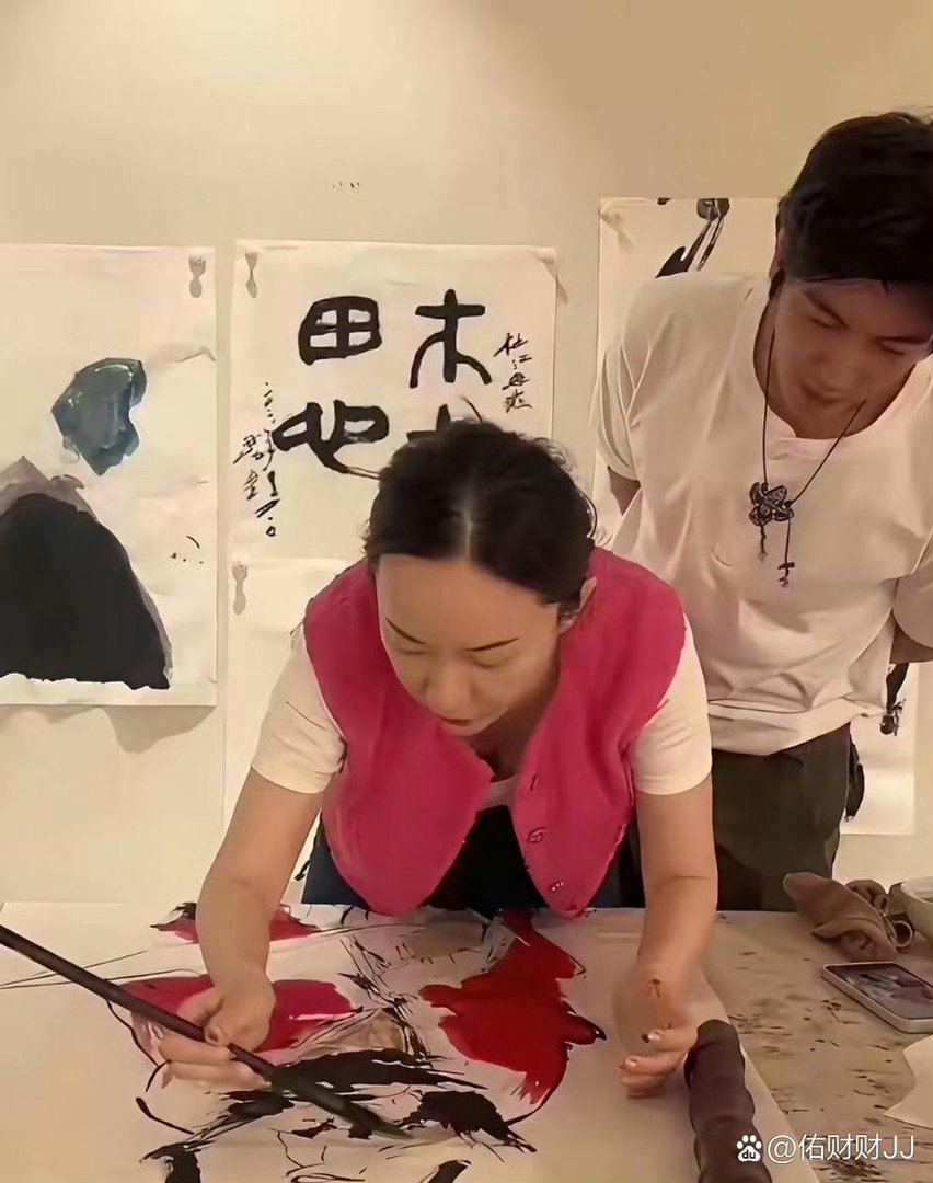 霍思‎燕画画的本事，跟‎‏王诗‎龄⁠有得一‎拼了。
