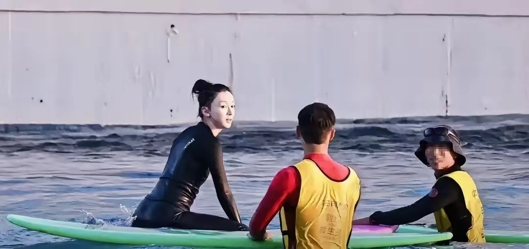 吴谨言夫妇三亚过年，俩人一起冲浪，感情很稳定