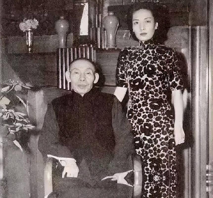 30岁的黑帮大佬看上了一个伴舞女学生。在这家喧闹的舞厅里，他一把揽住女孩的腰，手