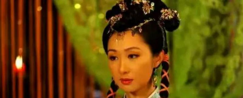隋唐时期，新月娥与王伯当私定终身。新月娥大开城门，献城投降，满心欢喜的来到城门口