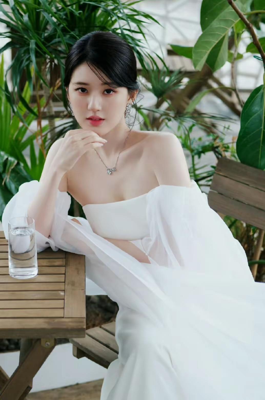 赵露思，这丫头长劣了，感觉没小时候好看了……