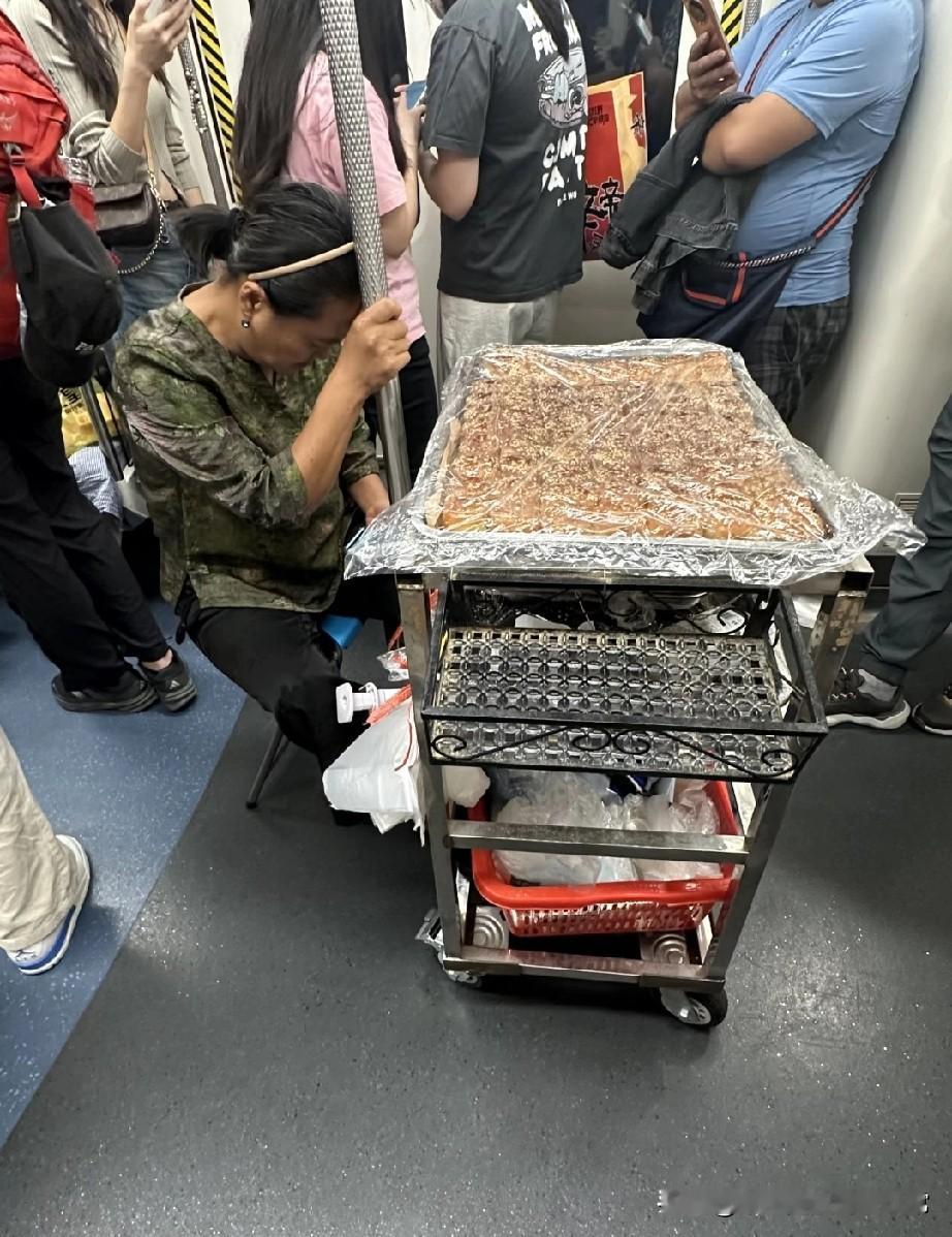 深圳地铁惊现移动美食摊，这城市的包容度也太绝了！在深圳地铁里居然看到阿姨推