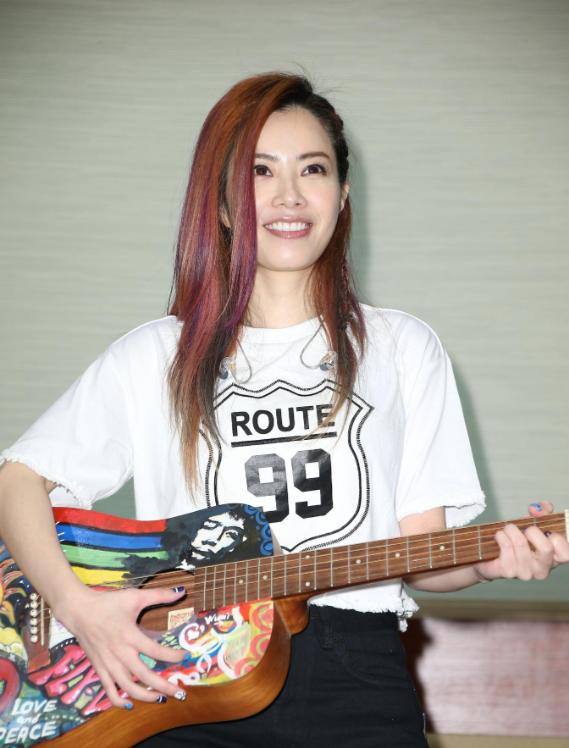 2009年某天，徐怀钰在经纪人引领下来到一酒吧，见屋内一身材臃肿男子坐在沙发上，