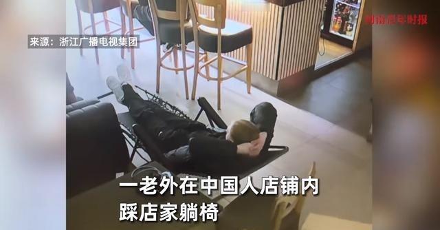 “这个中国老板娘火了！”近日，一外国男子在中国老板娘开的店铺里，肆无忌惮的用脚踩