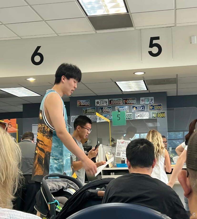 考驾照了？有球迷朋友在美国波特兰车管所偶遇到杨瀚森啦​​​