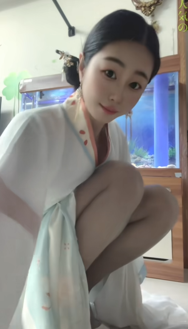 想不明白过生日同事为什么送汉服，是为了好看吗？
