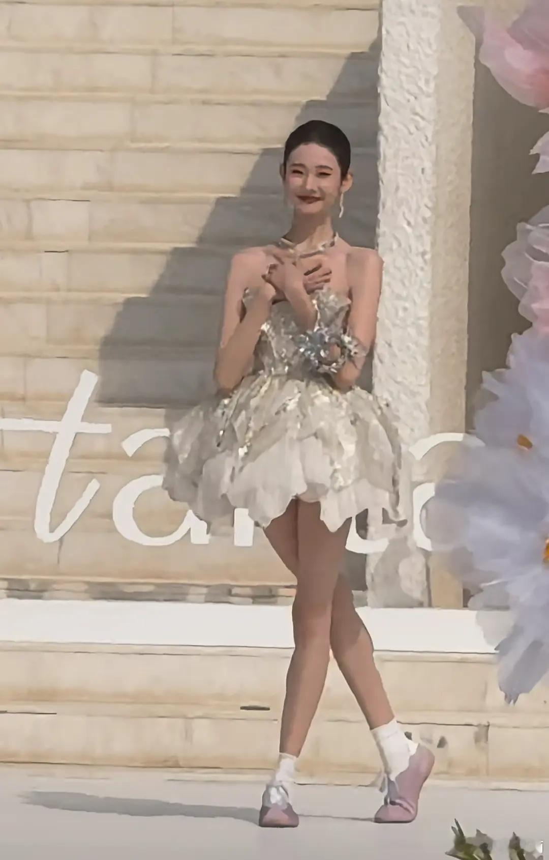 张艺凡衣服挺美鞋子是什么鬼
