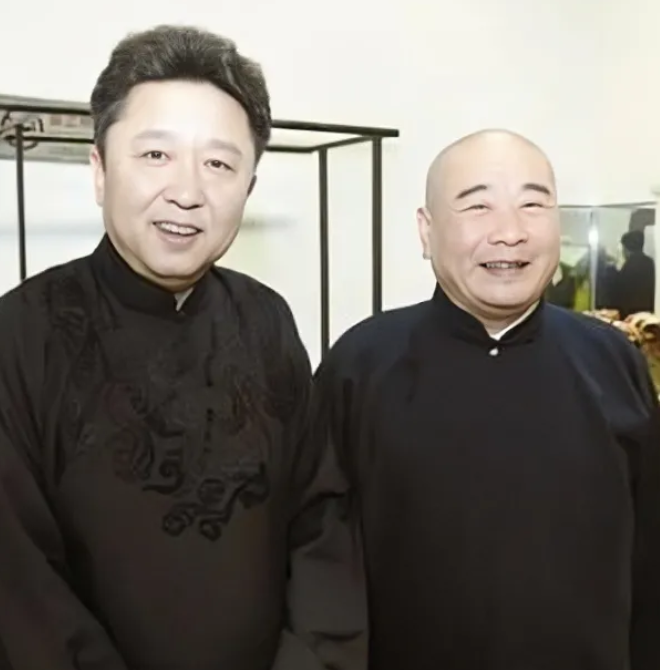 一次，郭德纲和于谦接受采访，主持人“挑事”问于谦：“你为什么不用改名字？”于谦特