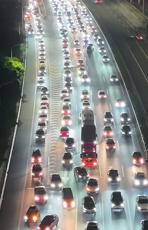 曾经一座难求的大巴车！究竟都去哪里了？这次清明回老家扫墓，一路上都是各种塞车