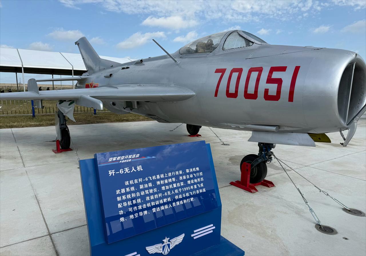 歼6轰炸机亮相长春航空展了，这应该是展出“年龄”最大的机型了吧？歼-6是19