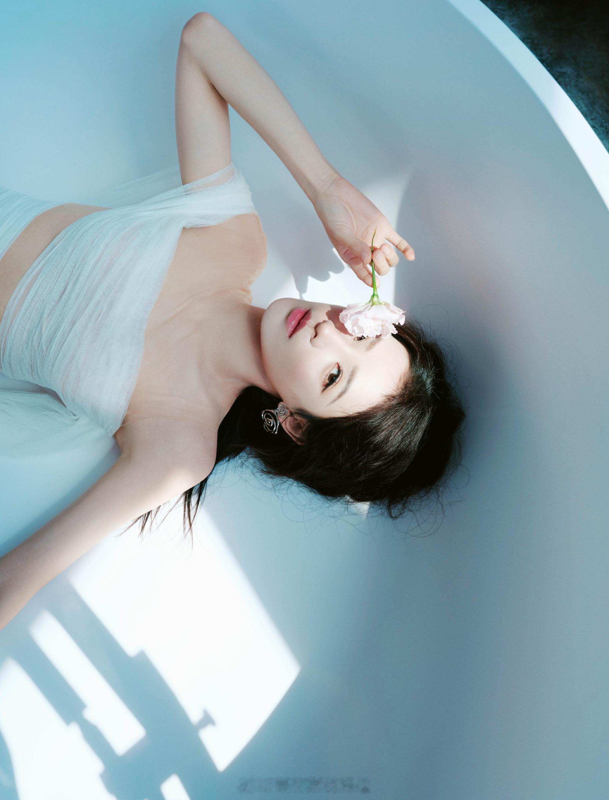 张予曦白色纱裙柔美出彩