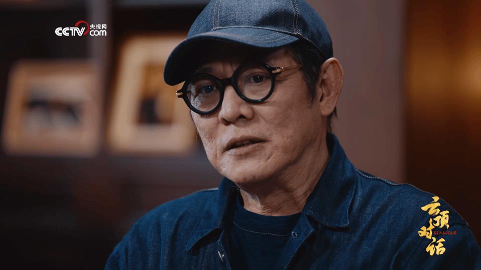 李连杰说，有一年我去亚青寺拜访一个高人，然后在寺里闭关修炼，到了第6天夜里感觉很
