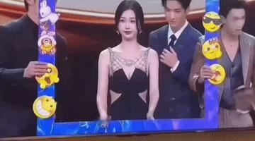 虞书欣还真没法跟赵露思比，胡歌还在呢，她怎么能那么安安稳稳的站在C位的？她转头默