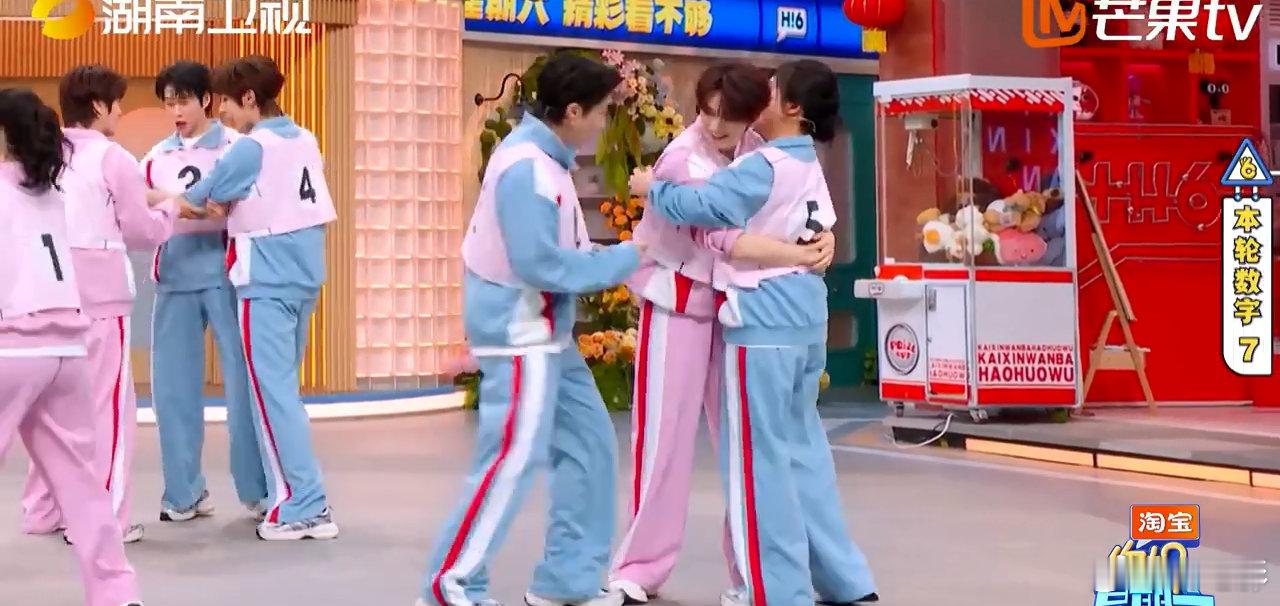 陆虎陆虎高瀚宇在人群中无助的像个孩子何老师喊完数字，别人唰唰组队，就陆虎高瀚宇俩