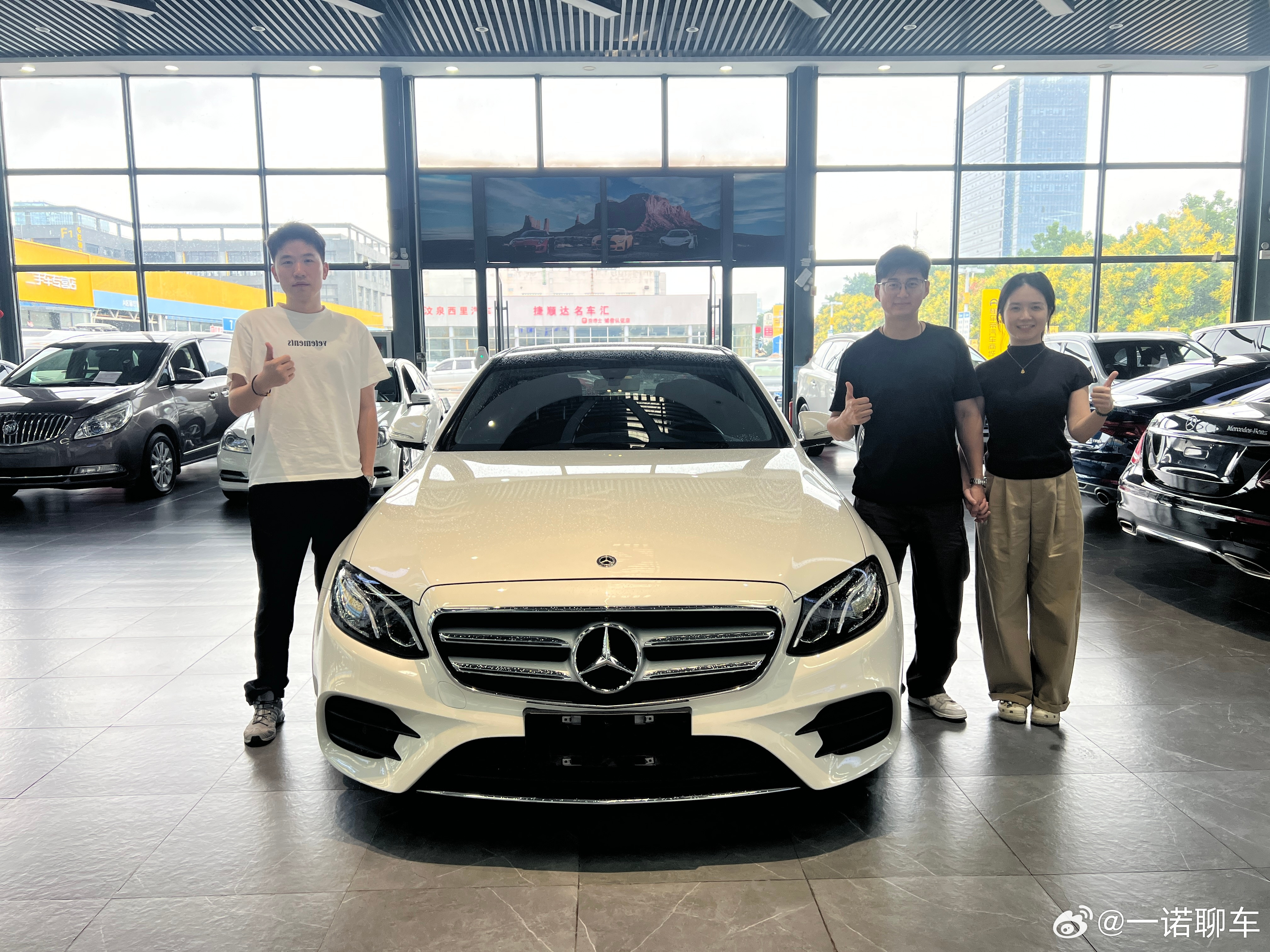 E300L交付郑州大兄弟特别客气，来提车还带了一大袋子特产搞得我都不好意思了