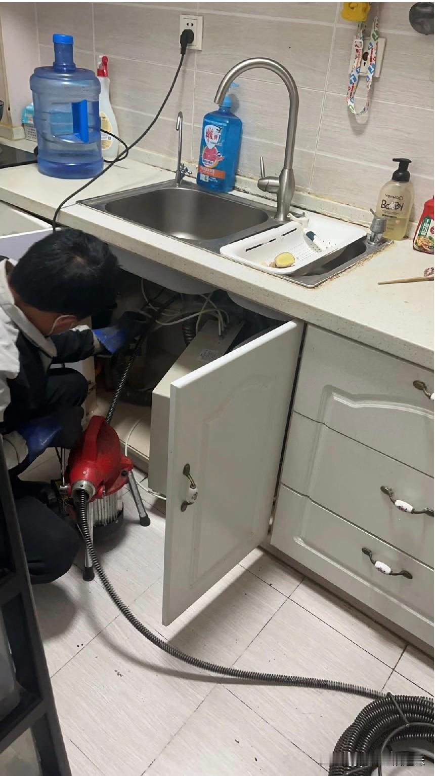 厨房下水道堵了可别傻傻的直接倒疏漏液，这样的结果只能全部赌死。厨房下水道已堵住