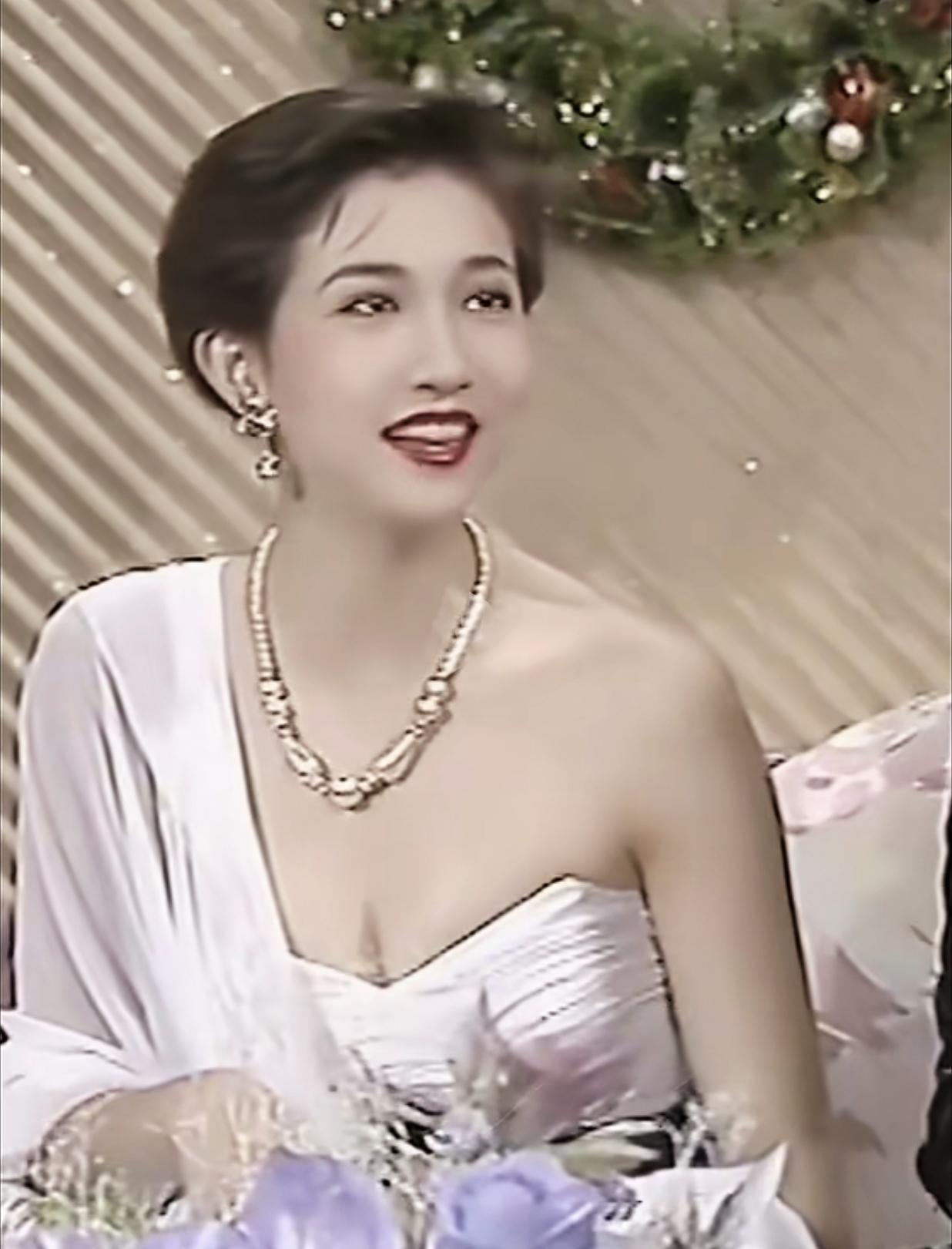 刷到吴绮莉的视频，评论区一片惋惜声，大家都说她那么美，却为了成龙这个“糟老头子”