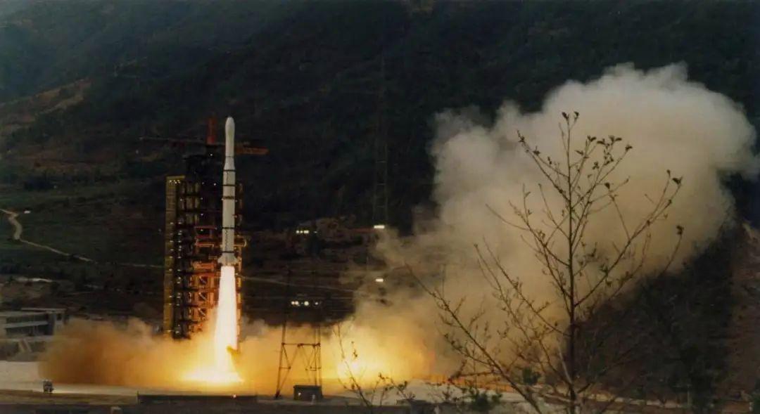 飞扬军事1984年4月8日，我国用长征三号运载火箭成功发射东方红二号试验通信卫