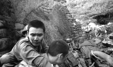 1945年5月，机枪手曾岳峰因伤掉队，独自在山上遇到了100名正在吃饭的日军。他