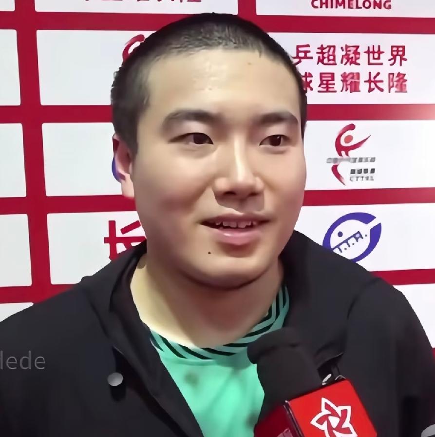 不比不知道，一比吓一跳，这爷俩真是惊人的相似。凉皮不哭了，你的痛苦你老爸早