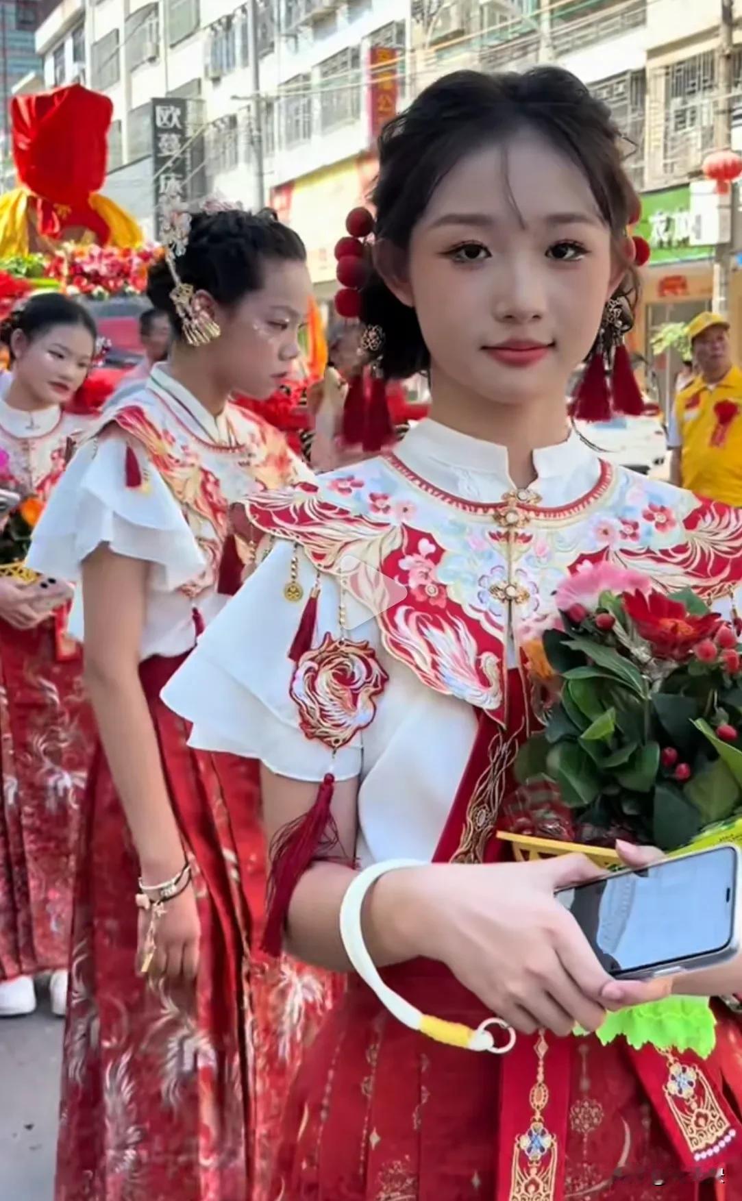 说了大家可能都不相信。我一个河南人，居然在潮汕的这些民俗节目里，找到了一种久违的