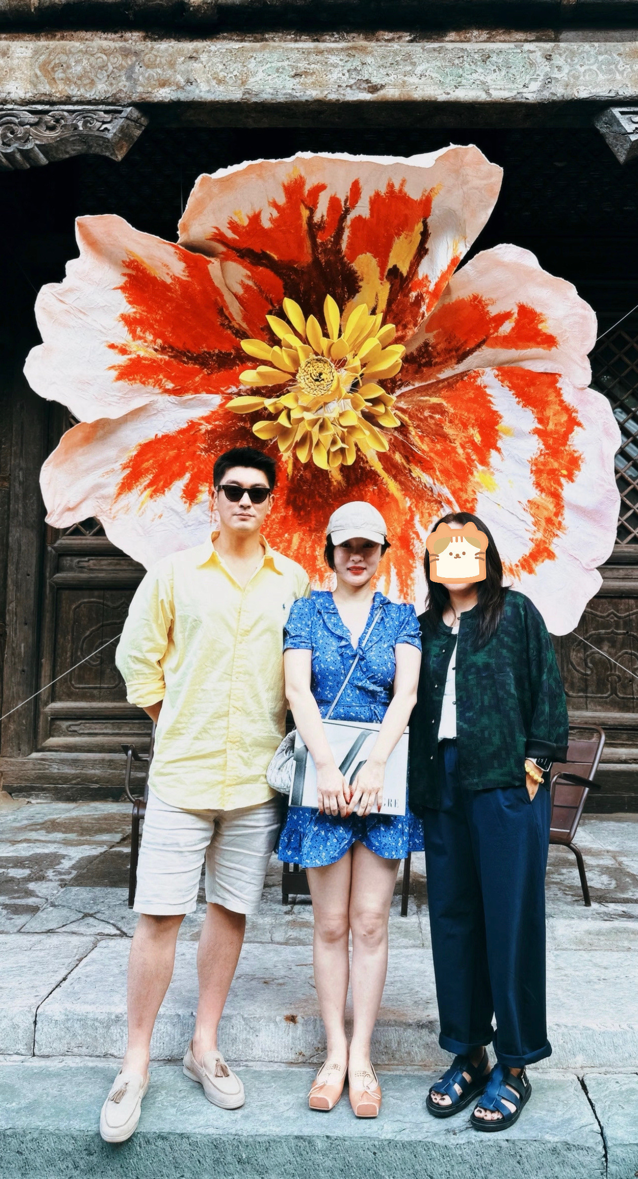 杜江霍思燕被偶遇，霍思燕白到发光，两人状态很好，杜江一直给老婆拍照